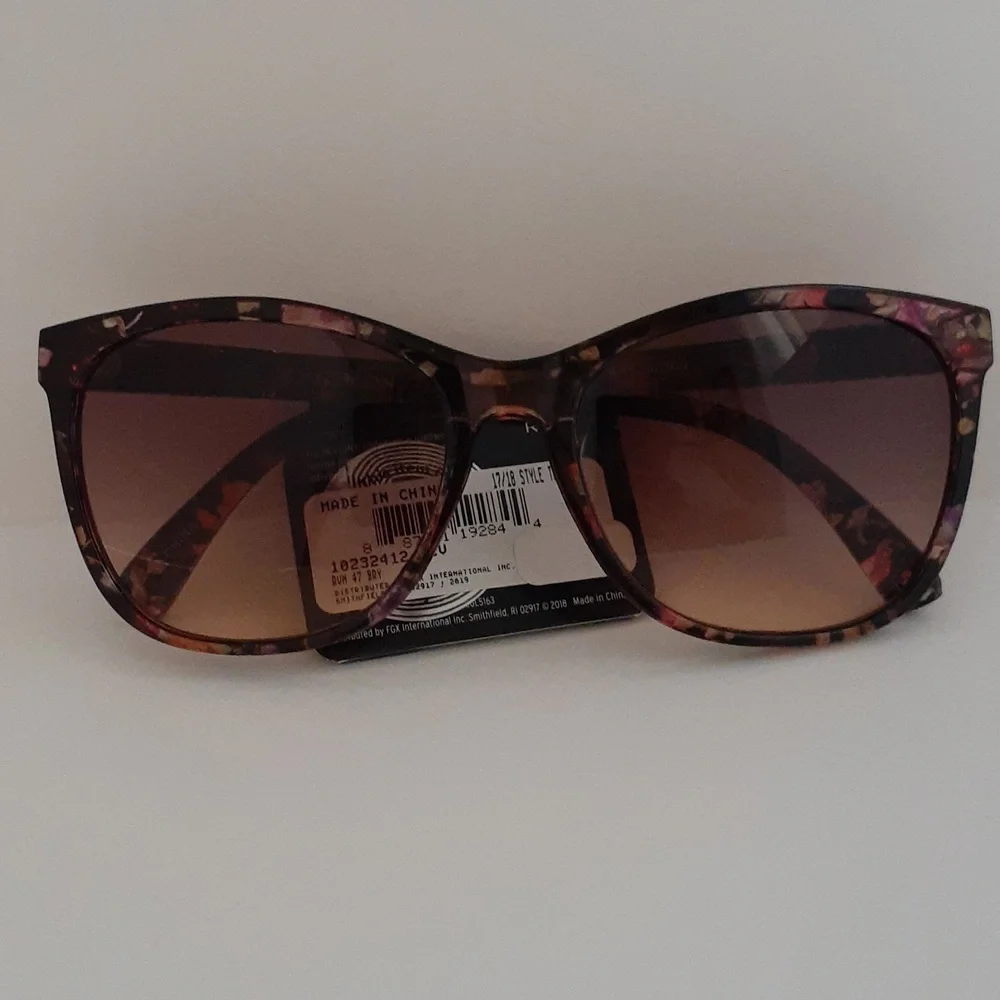 Revlon Women Sunglasses Floral Black Gold Color frame NWT